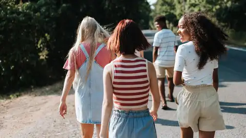 Un grupo de amigos y amigas en la adolescencia Un grupo de amigos y amigas en la adolescencia