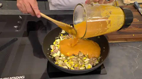 Añade el atún desmigado, los huevos picados y casi toda la salsa de tomate Añade el atún desmigado, los huevos picados y casi toda la salsa de tomate