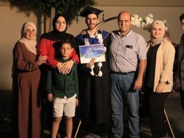 Ahmed, en una foto con su familia atrapada en Gaza