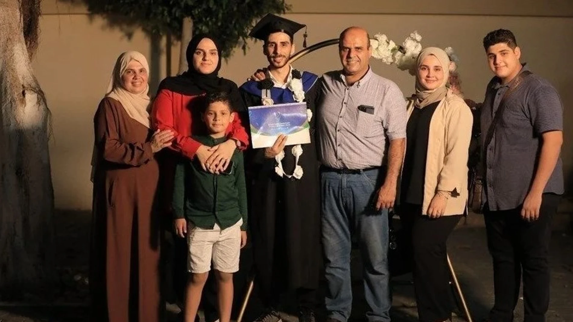 Ahmed, en una foto con su familia atrapada en Gaza
