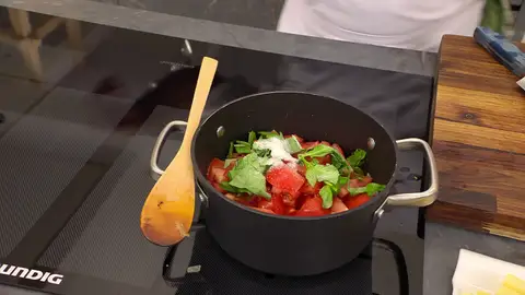 Agrega las hojas de albahaca Agrega las hojas de albahaca