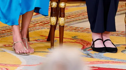 Las sandalias de Letizia y los zapatos de la infanta Sofía en el 10º aniversario del reinado de los Reyes Las sandalias de Letizia y los zapatos de la infanta Sofía en el 10º aniversario del reinado de los Reyes
