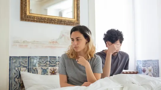 Una pareja en la cama que discute Una pareja en la cama que discute