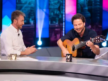 Manuel Carrasco cautiva en El Hormiguero cantando, en directo, un avance de su próximo single Manuel Carrasco cautiva en El Hormiguero cantando, en directo, un avance de su próximo single