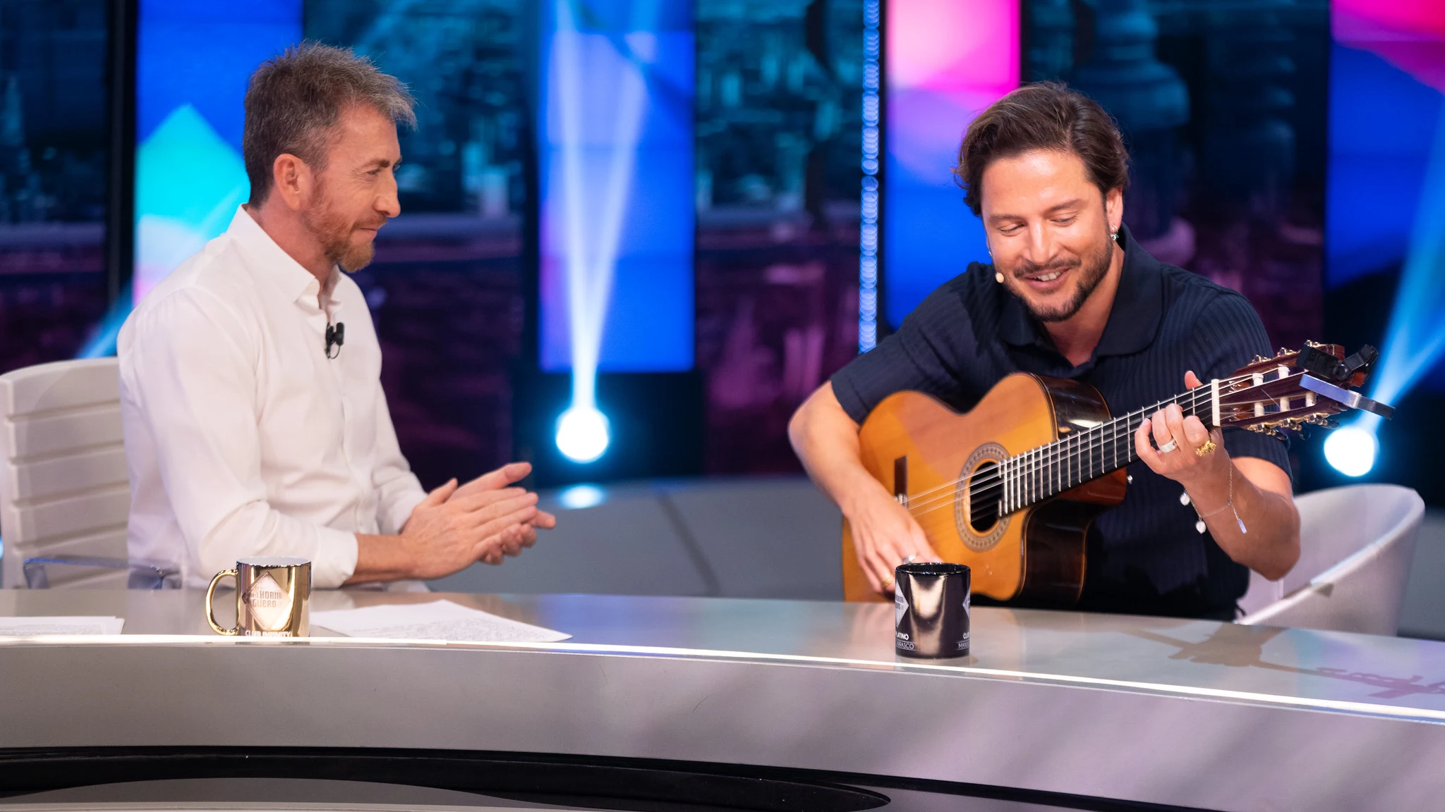 Manuel Carrasco cautiva en El Hormiguero cantando, en directo, un avance de su próximo single Manuel Carrasco cautiva en El Hormiguero cantando, en directo, un avance de su próximo single