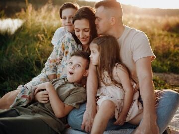 Una familia feliz en un atardecer