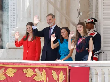 La Familia Real saluda desde el balcón del Palacio Real por el X aniversario del monarca La Familia Real saluda desde el balcón del Palacio Real por el X aniversario del monarca