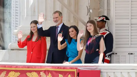 La Familia Real saluda desde el balcón del Palacio Real por el X aniversario del monarca La Familia Real saluda desde el balcón del Palacio Real por el X aniversario del monarca