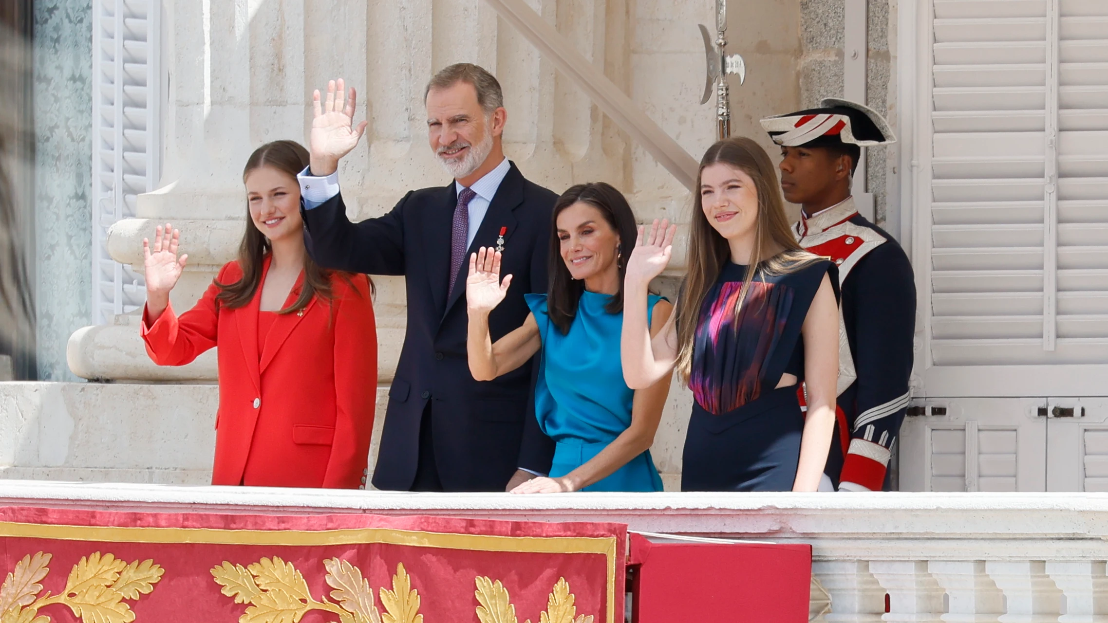 La Familia Real saluda desde el balcón del Palacio Real por el X aniversario del monarca La Familia Real saluda desde el balcón del Palacio Real por el X aniversario del monarca