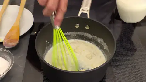 Vierte la leche, poco a poco, sin dejar de remover Vierte la leche, poco a poco, sin dejar de remover