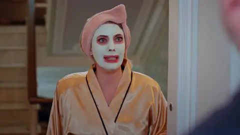 El vergonzoso momento de Yildiz al abrir la puerta a Doğan con una mascarilla en la cara El vergonzoso momento de Yildiz al abrir la puerta a Doğan con una mascarilla en la cara