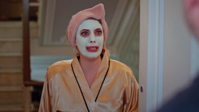 El vergonzoso momento de Yildiz al abrir la puerta a Doğan con una mascarilla en la cara