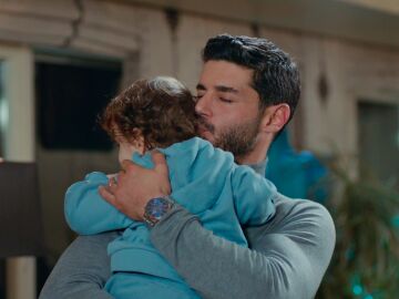  &Ccedil;ağatay abraza a Halit Can
