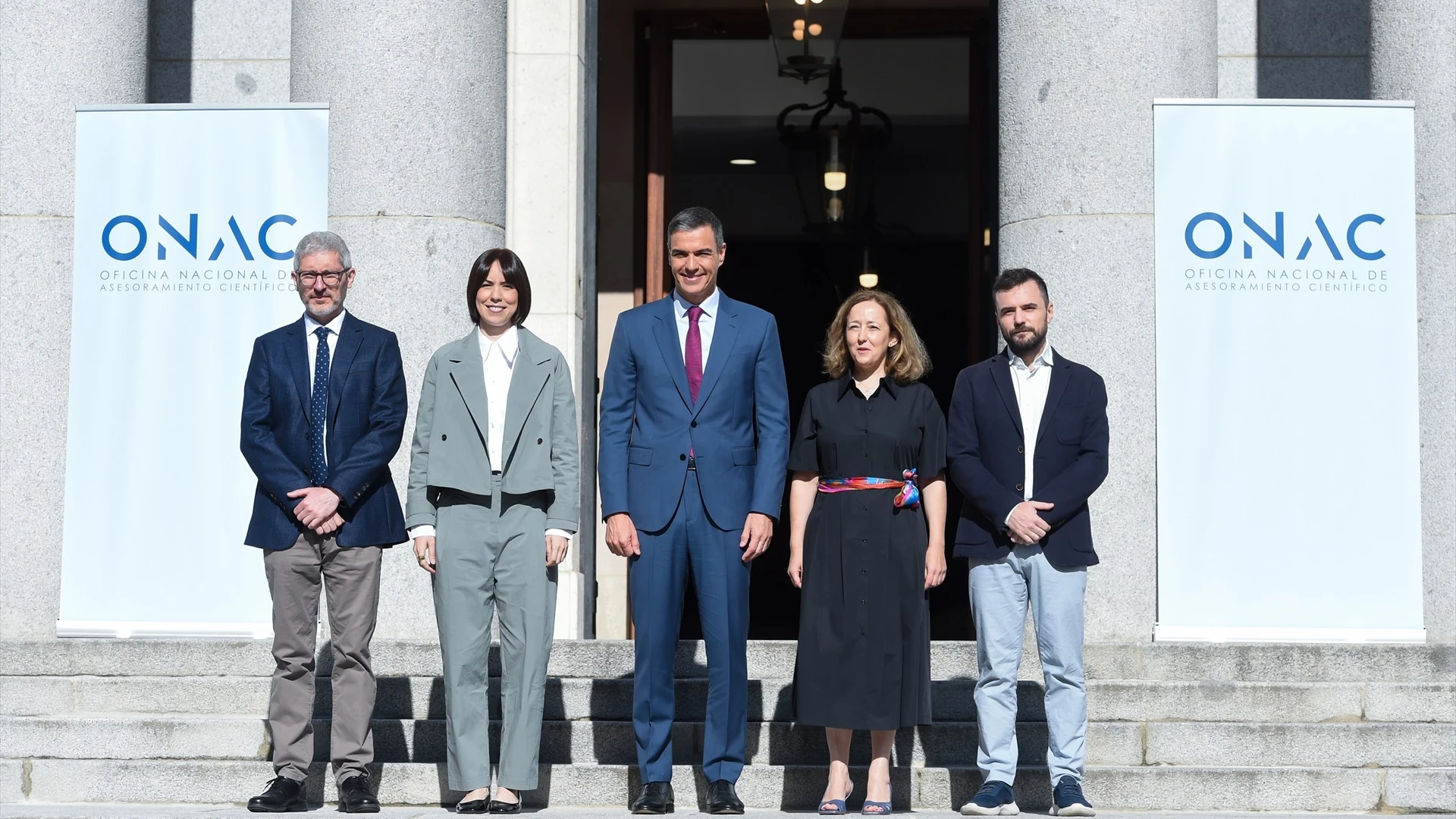 La ministra de Ciencia, Diana Morant, y el presidente Pedro S&aacute;nchez y la presidenta de Consejo Superior de Investigaciones Cient&iacute;ficas, Elo&iacute;sa del Pino