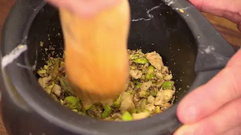 Pon el resto en un mortero y májalos un poco Pon el resto en un mortero y májalos un poco