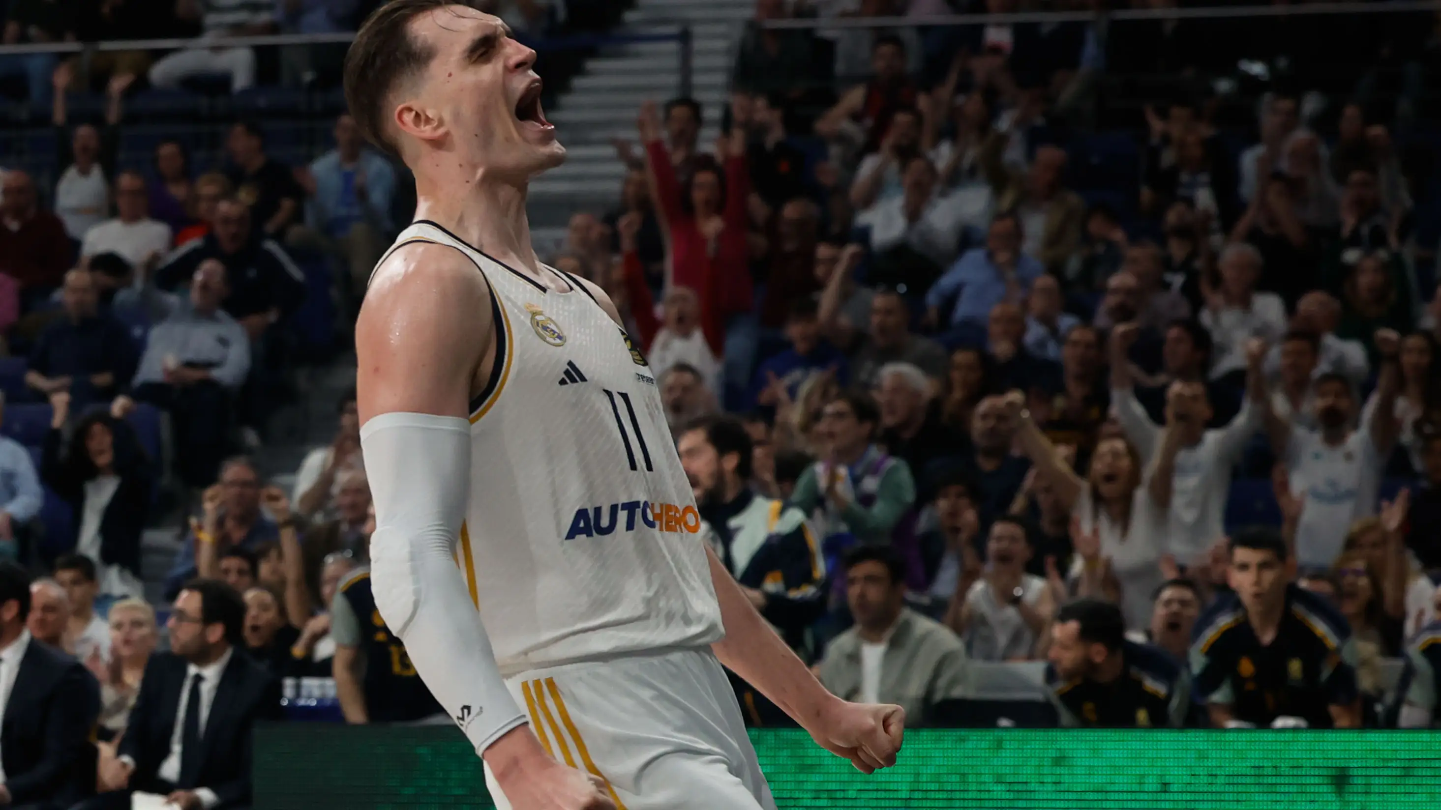 Mario Hezonja celebra una canasta con el Real Madrid