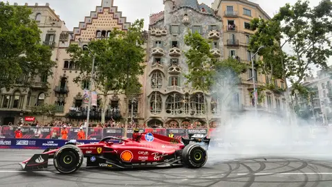 Carlos Sainz rueda con un Ferrari por las calles de Barcelona