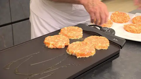 Coloca las hamburguesas encima Coloca las hamburguesas encima