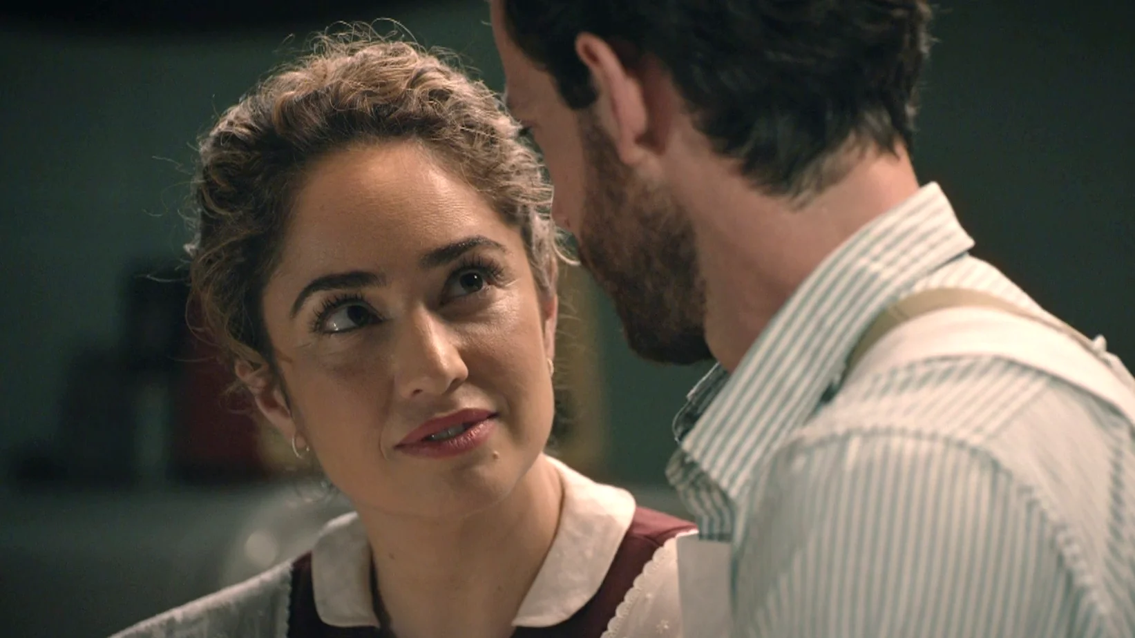 ¡A punto de besarse! La química entre Sara y Luis se dispara en la cocina de los De la Reina ¡A punto de besarse! La química entre Sara y Luis se dispara en la cocina de los De la Reina