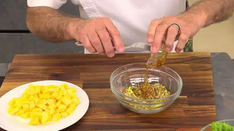 Agrega la mostaza, la miel Agrega la mostaza, la miel