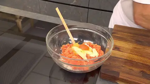 Añade la miga de pan bien escurrida y el huevo Añade la miga de pan bien escurrida y el huevo