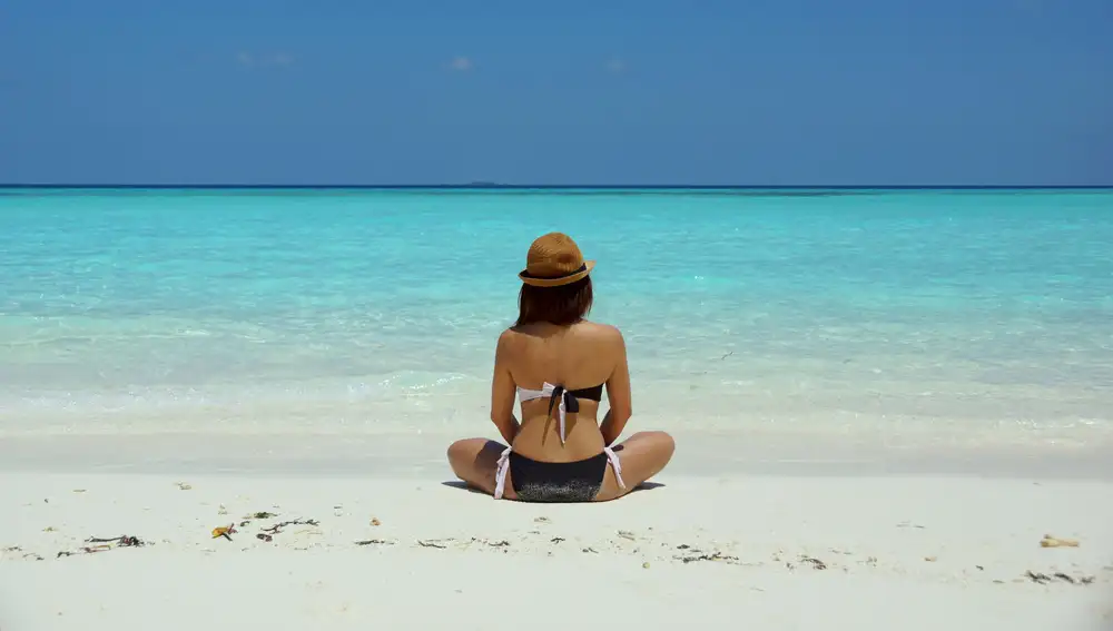 Mujer tomando el sol