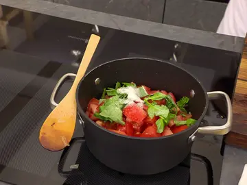 Karlos Arguiñano: ¡Aprende a cocinar una salsa de tomate para triunfar! Karlos Arguiñano: ¡Aprende a cocinar una salsa de tomate para triunfar!