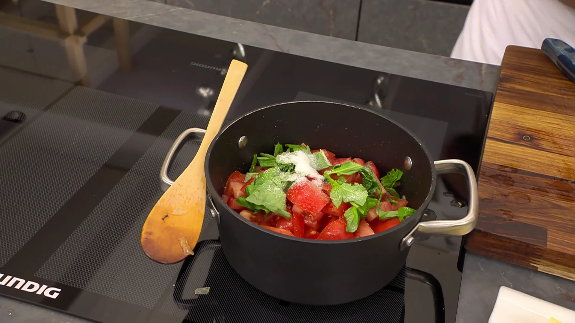 Karlos Arguiñano: ¡Aprende a cocinar una salsa de tomate para triunfar! Karlos Arguiñano: ¡Aprende a cocinar una salsa de tomate para triunfar!
