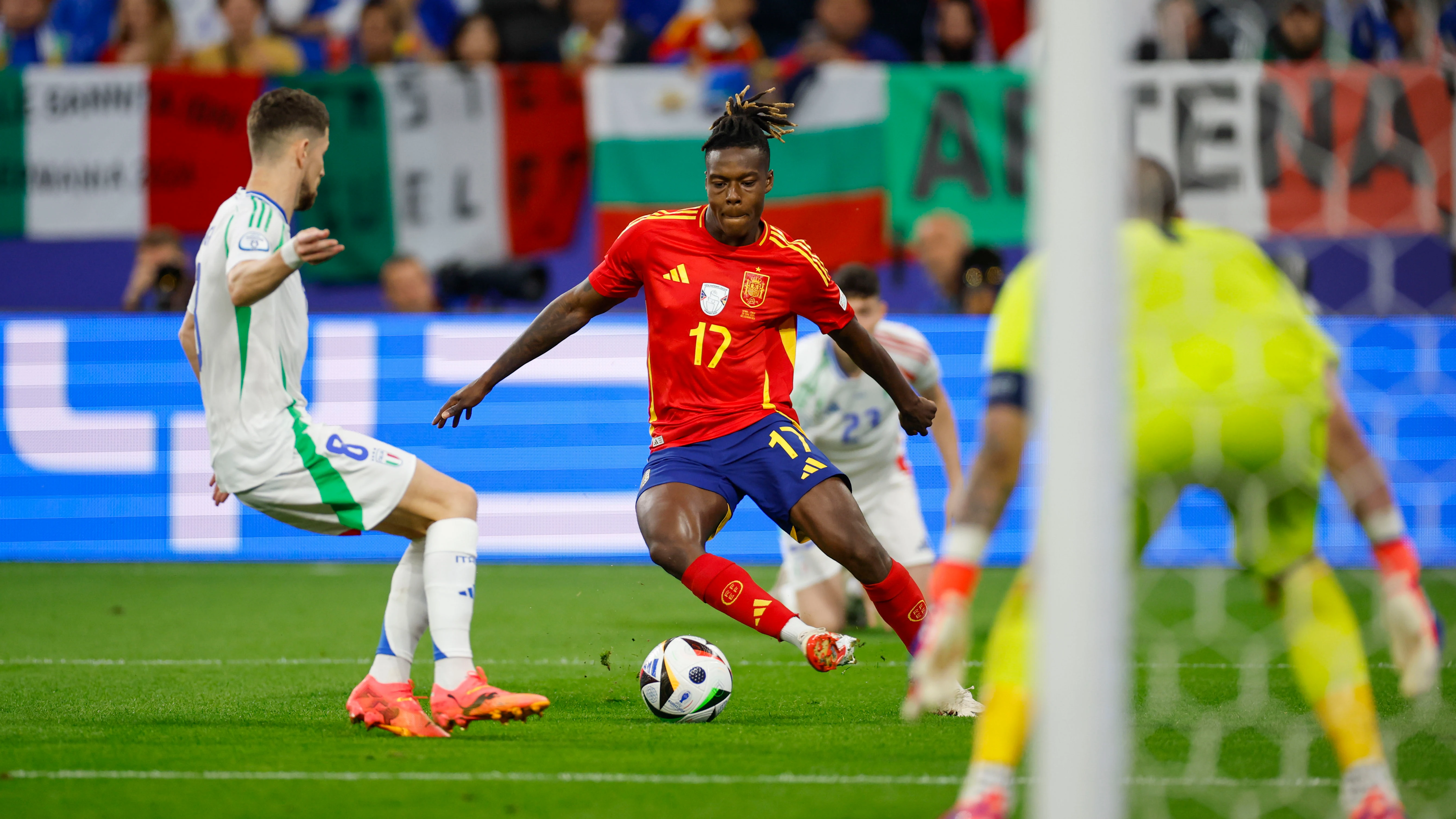 Nico Williams encara a Jorginho durante el España - Italia Nico Williams encara a Jorginho durante el España - Italia