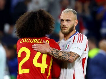 Marc Cucurella y Federico Dimarco se saludan tras el España - Italia