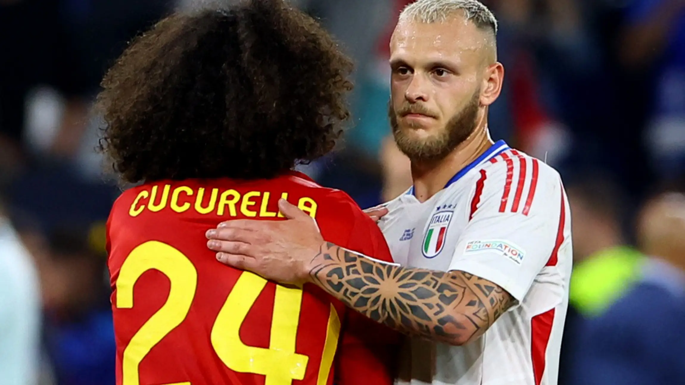 Marc Cucurella y Federico Dimarco se saludan tras el España - Italia Marc Cucurella y Federico Dimarco se saludan tras el España - Italia