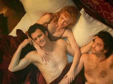 Luke Thompson, Hannah New y Lucas Aurelio como Benedict, Lady Tilley Arnold y Paul Suárez en la temporada 3 de Los Bridgerton Luke Thompson, Hannah New y Lucas Aurelio como Benedict, Lady Tilley Arnold y Paul Suárez en la temporada 3 de Los Bridgerton