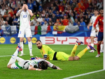 Riccardo Calafiori, en el suelo tras marcar en propia puerta el gol de España