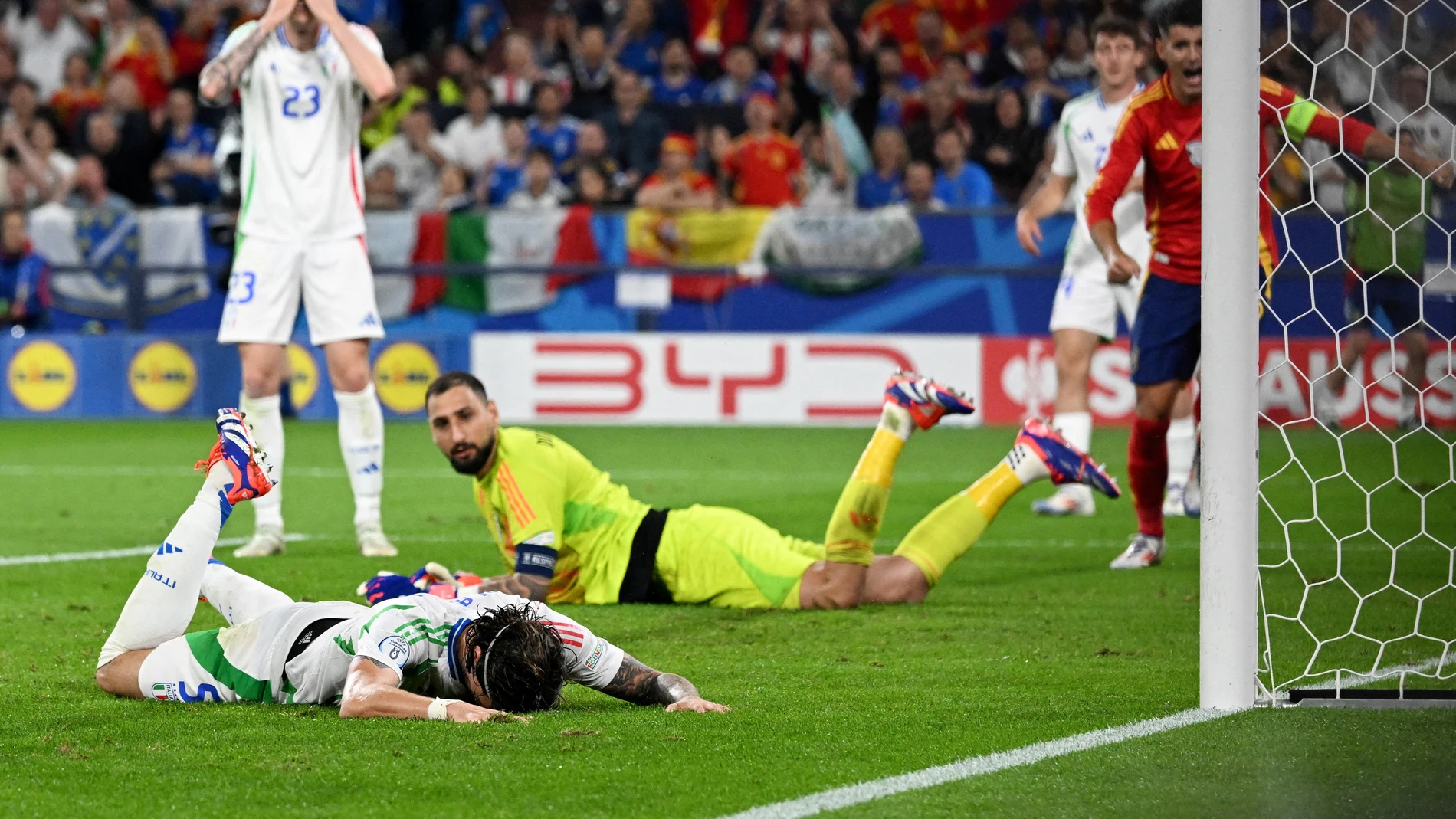 Riccardo Calafiori, en el suelo tras marcar en propia puerta el gol de España