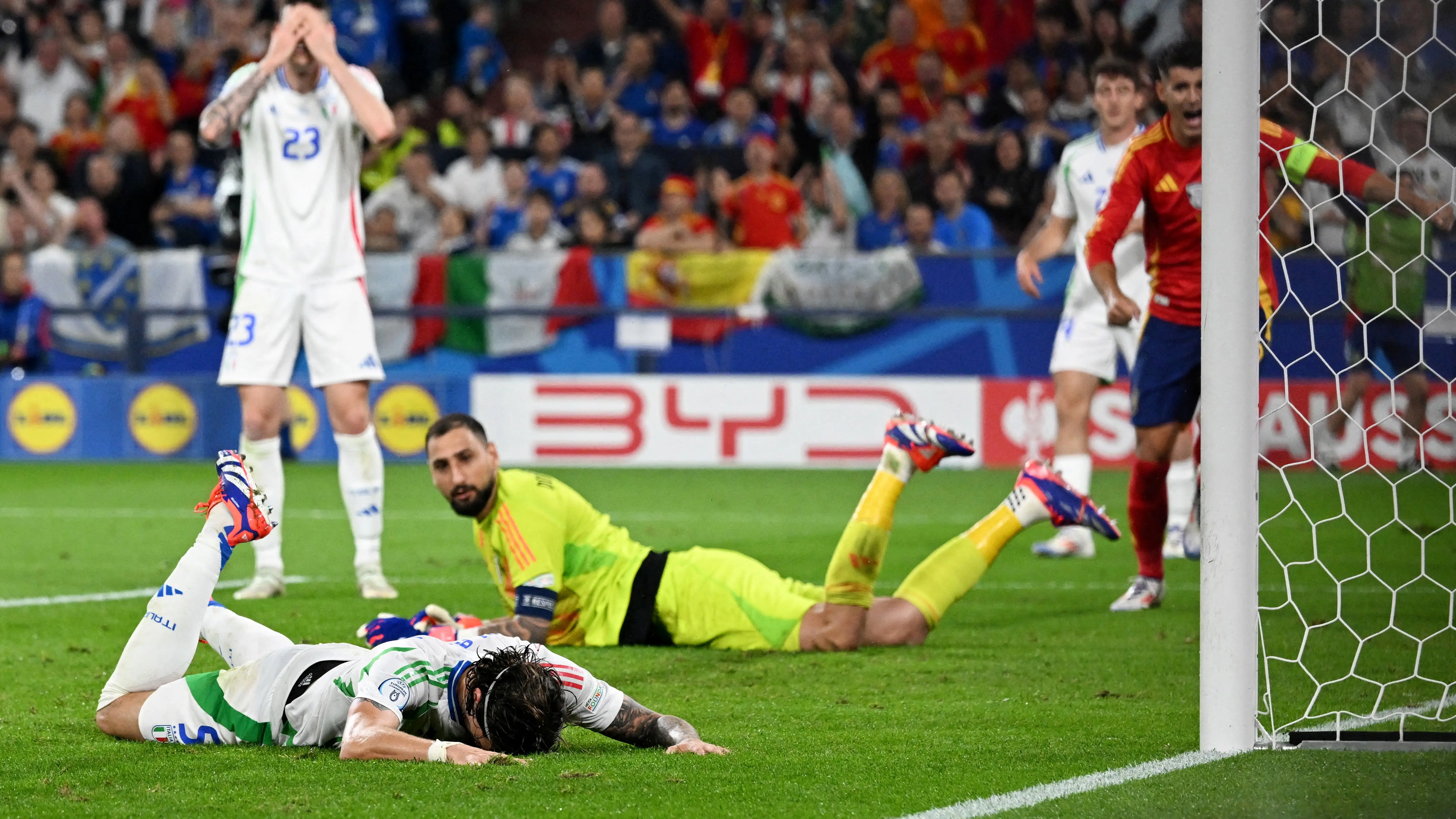 Riccardo Calafiori, en el suelo tras marcar en propia puerta el gol de Espa&ntilde;a