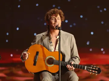 Raoul Vázquez enamora como Manuel Carrasco cantando ‘Uno x uno’ Raoul Vázquez enamora como Manuel Carrasco cantando ‘Uno x uno’