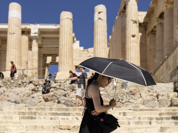 Turista refugiándose del calor en Grecia. 