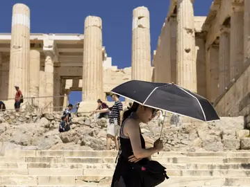 Turista refugiándose del calor en Grecia. Turista refugiándose del calor en Grecia.