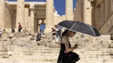 Turista refugiándose del calor en Grecia. 