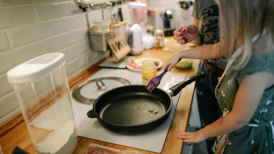 Cocinando con una sart&eacute;n
