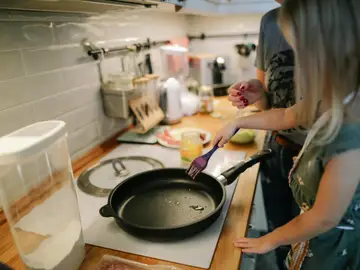 Cocinando con una sartén Cocinando con una sartén