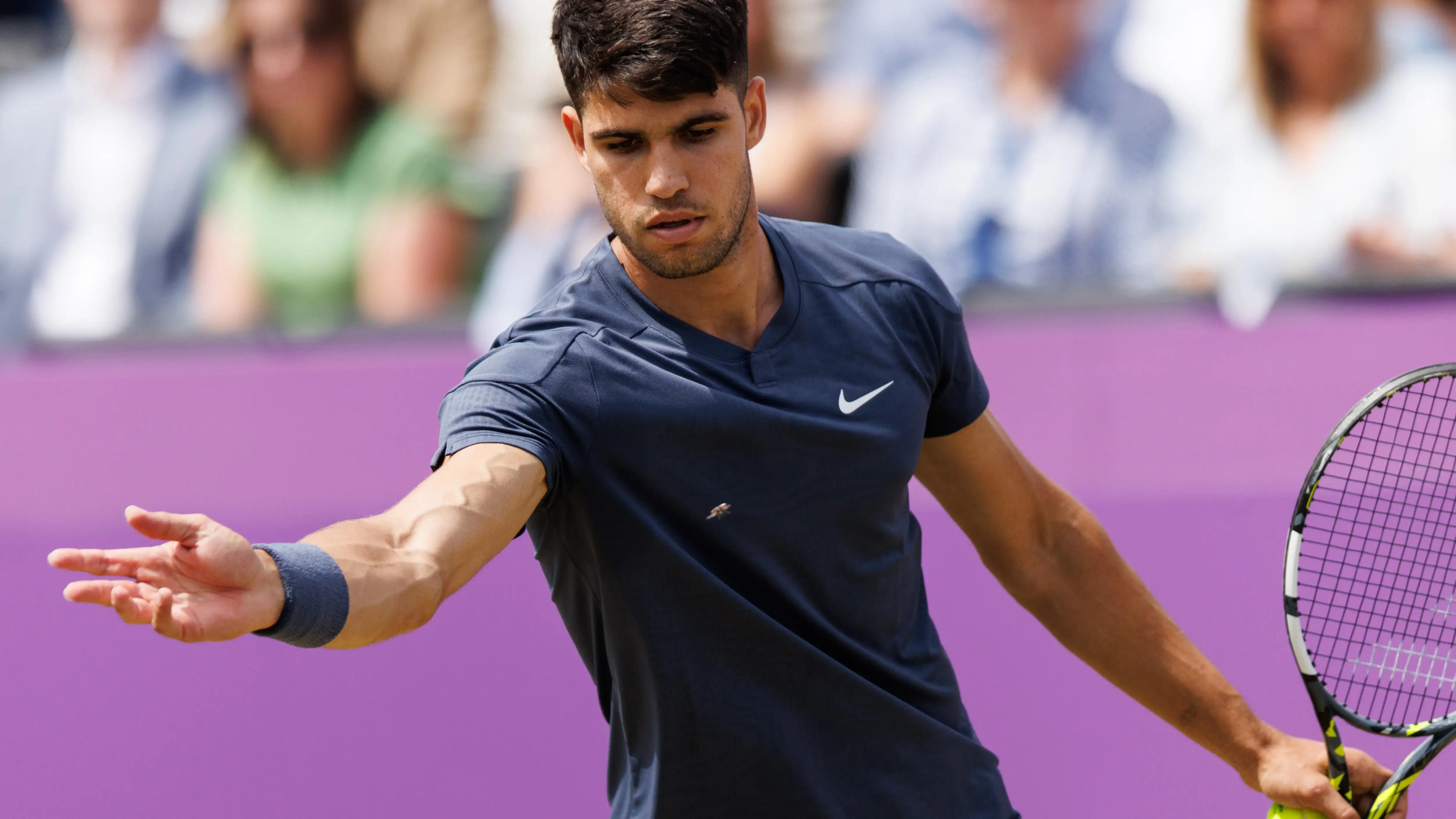 Carlos Alcaraz se queja durante el partido ante Jack Draper en los octavos de Queen's 2024 Carlos Alcaraz se queja durante el partido ante Jack Draper en los octavos de Queen's 2024