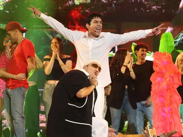 El hilarante dueto de Juanra Bonet y David Fernández como Héctor y Tito cantando ‘Baila morena’ El hilarante dueto de Juanra Bonet y David Fernández como Héctor y Tito cantando ‘Baila morena’