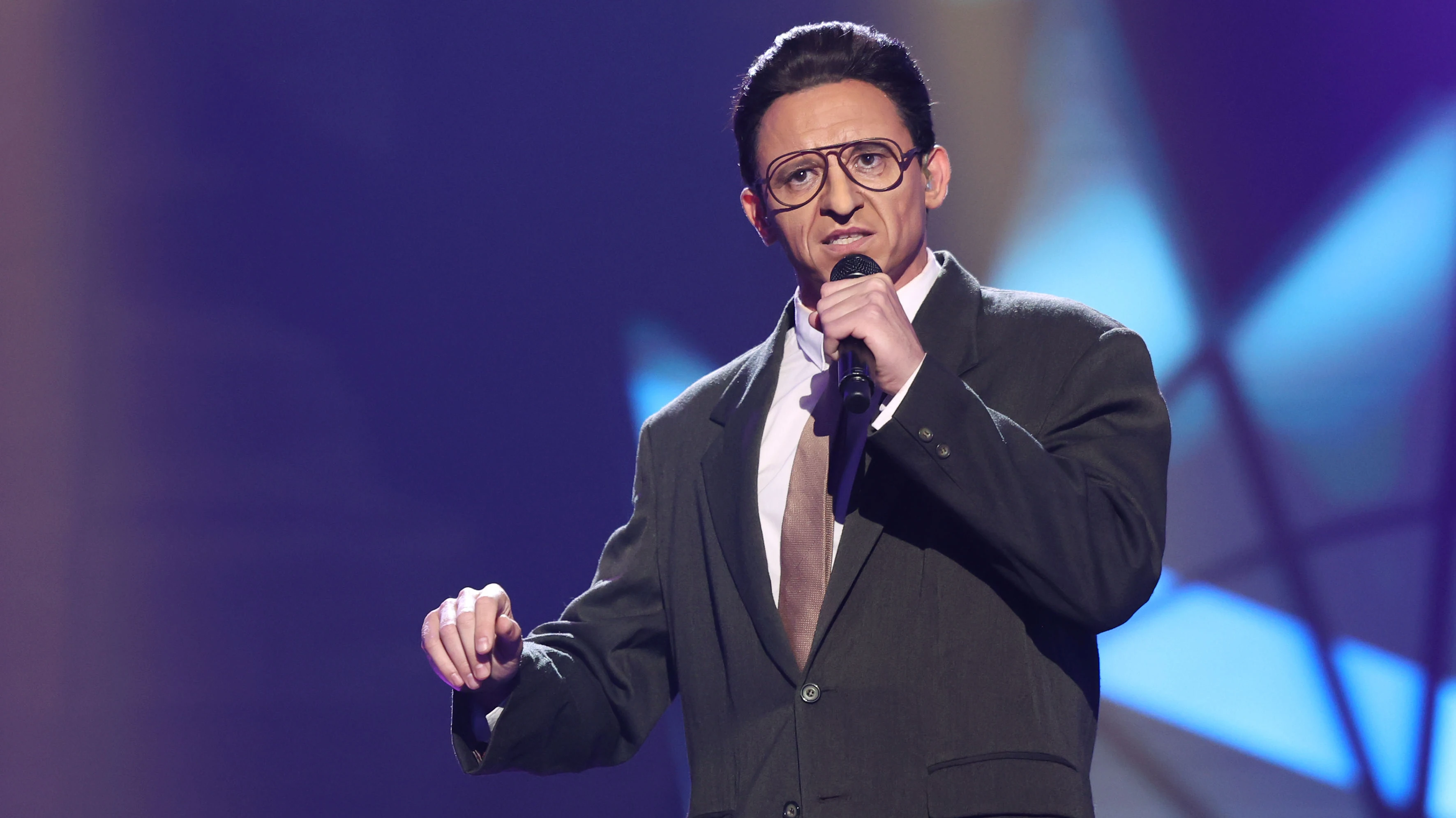 Rafa Maza pone en pie al público como Franco Battiato al cantar ‘Yo quiero verte danzar’ Rafa Maza pone en pie al público como Franco Battiato al cantar ‘Yo quiero verte danzar’