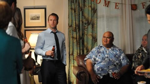 Taylor Wily y Scott Caan en Hawai 5.0