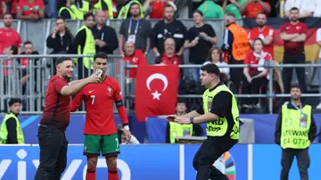 Cristiano Ronaldo y un espontáneo durante el Portugal-Turquía
