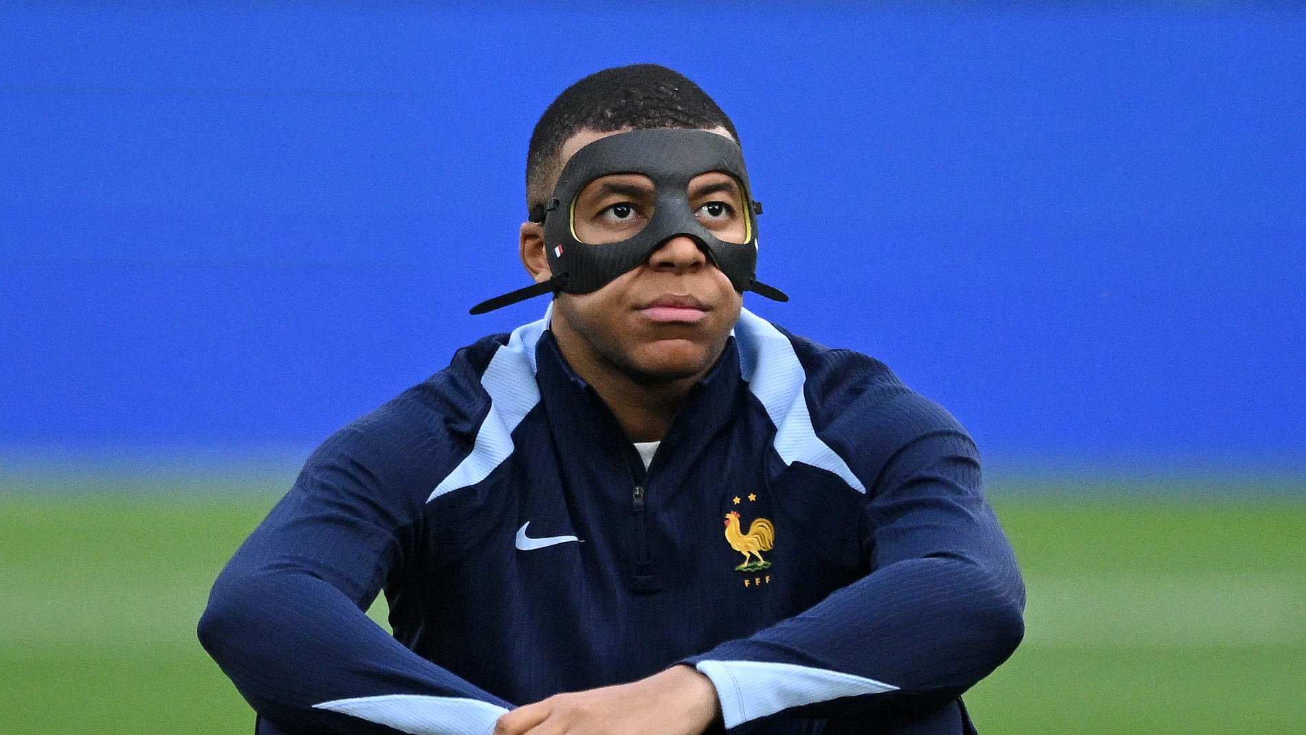 Kylian Mbappé posa con la máscara protectora en un entrenamiento con la selección de Francia en la Eurocopa