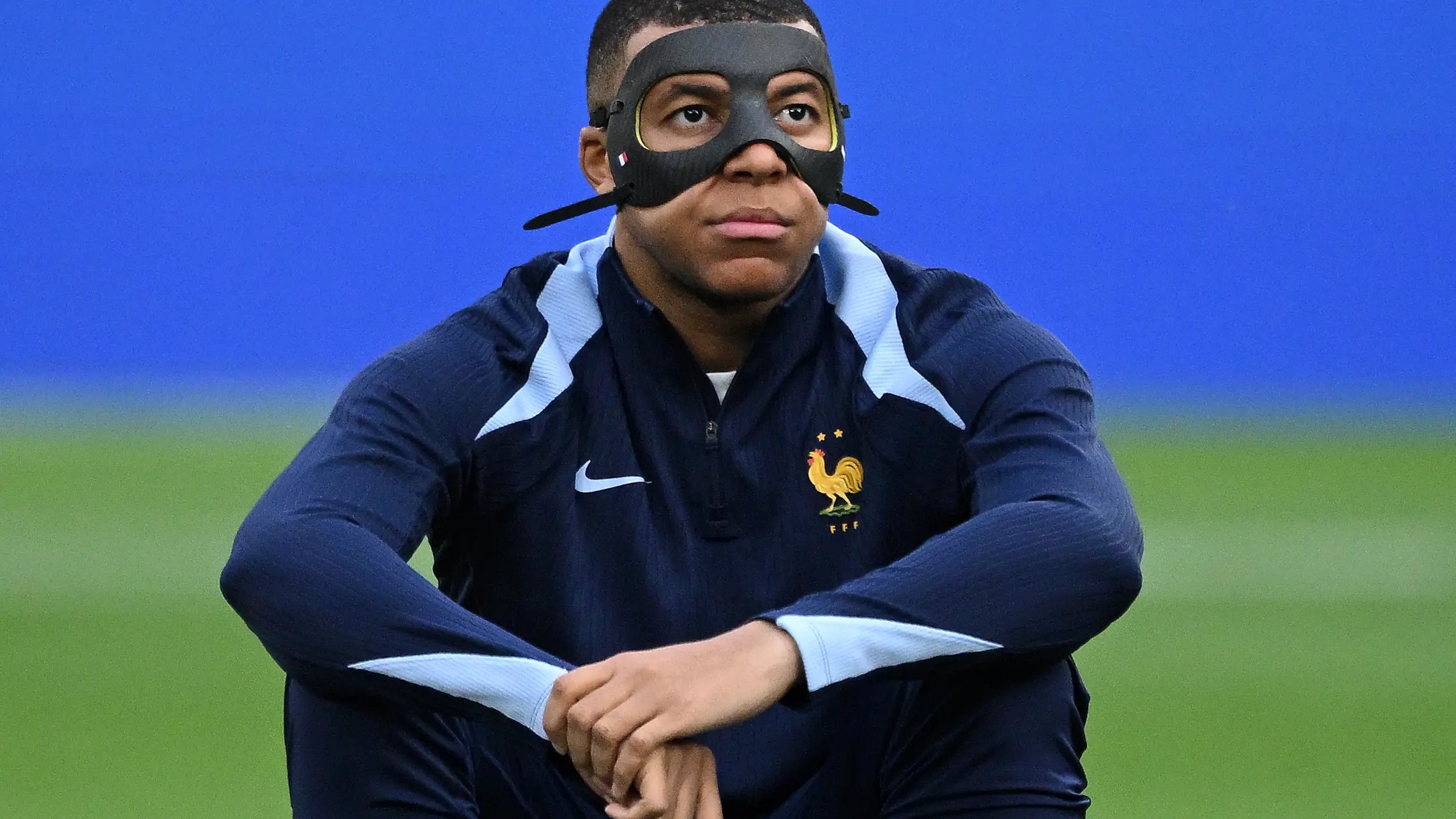 Kylian Mbappé posa con la máscara protectora en un entrenamiento con la selección de Francia en la Eurocopa Kylian Mbappé posa con la máscara protectora en un entrenamiento con la selección de Francia en la Eurocopa