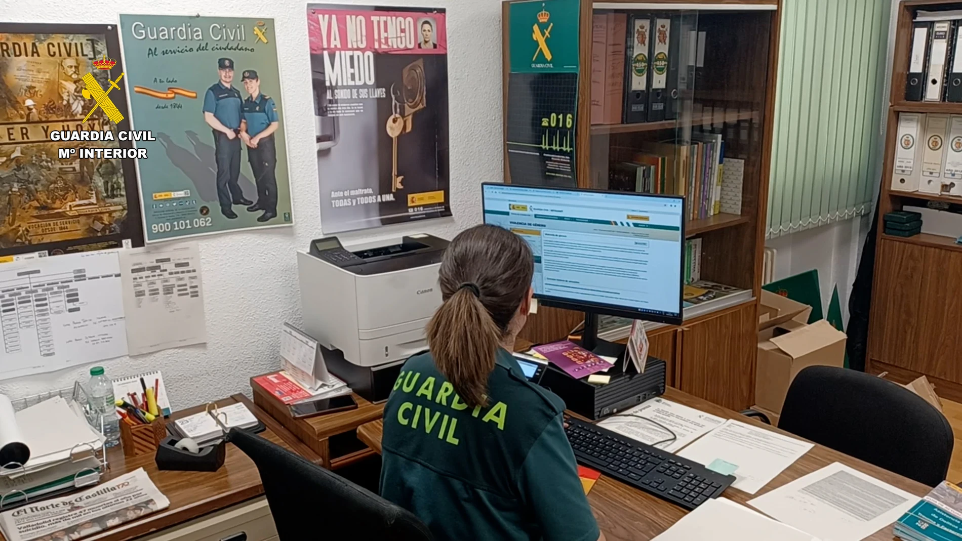 Una agente investigando un caso Una agente investigando un caso