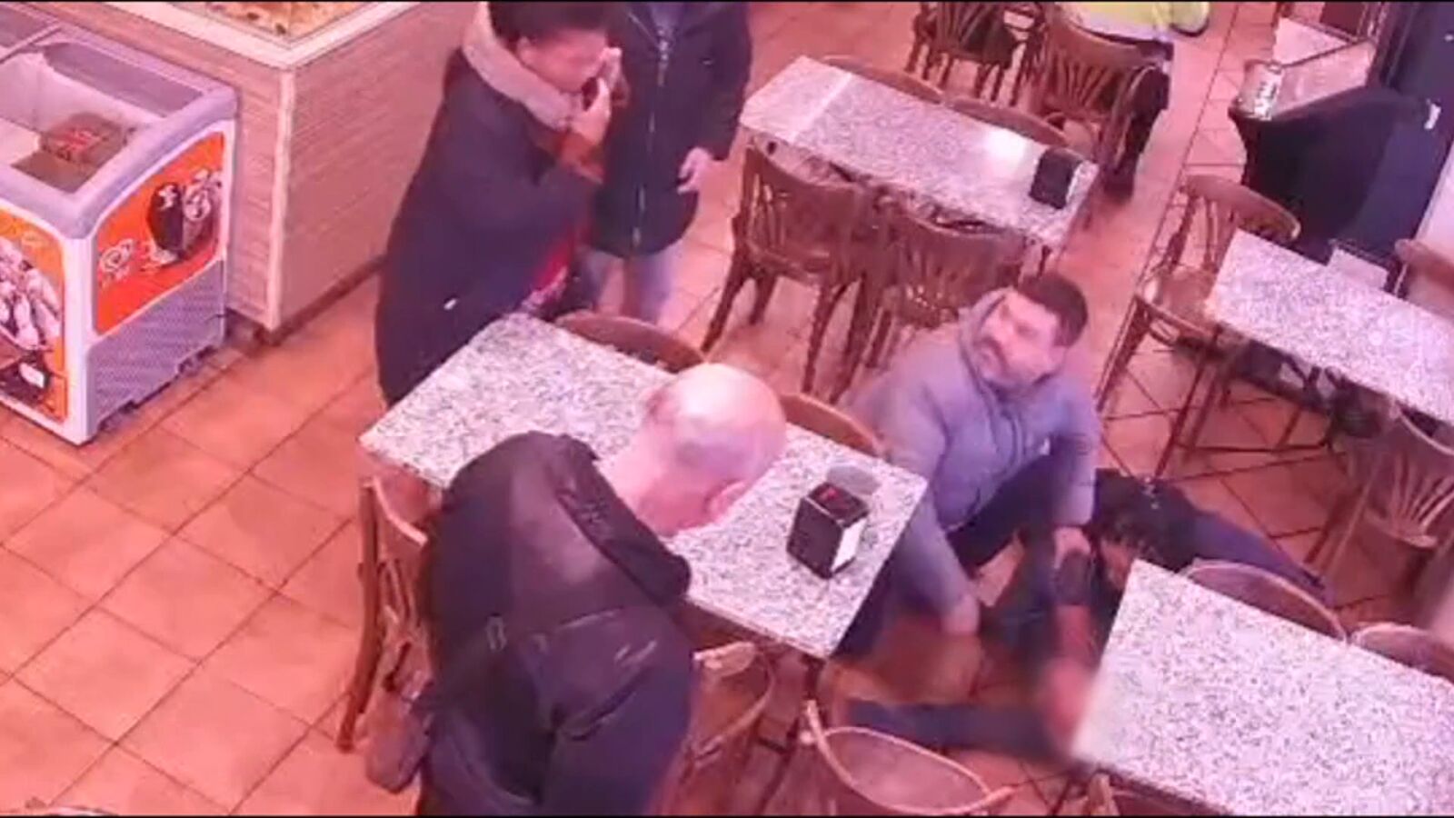 Vídeo: un churrero salva la vida a un cliente al que le estaba dando un ataque al corazón en Coruña